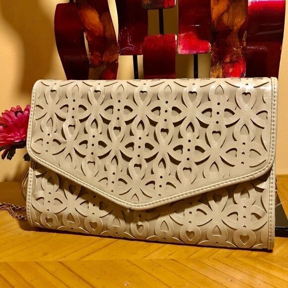 URBANâEXPRESSIONSâCUT OUTâTAN/GOLDâCROSSBODYâCLUTCH - Picture 5 of 16